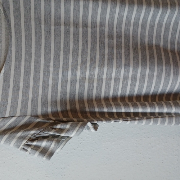 BB Dakota Grey/White Ruffle Sleeve Top Size S - Picture 6 of 8